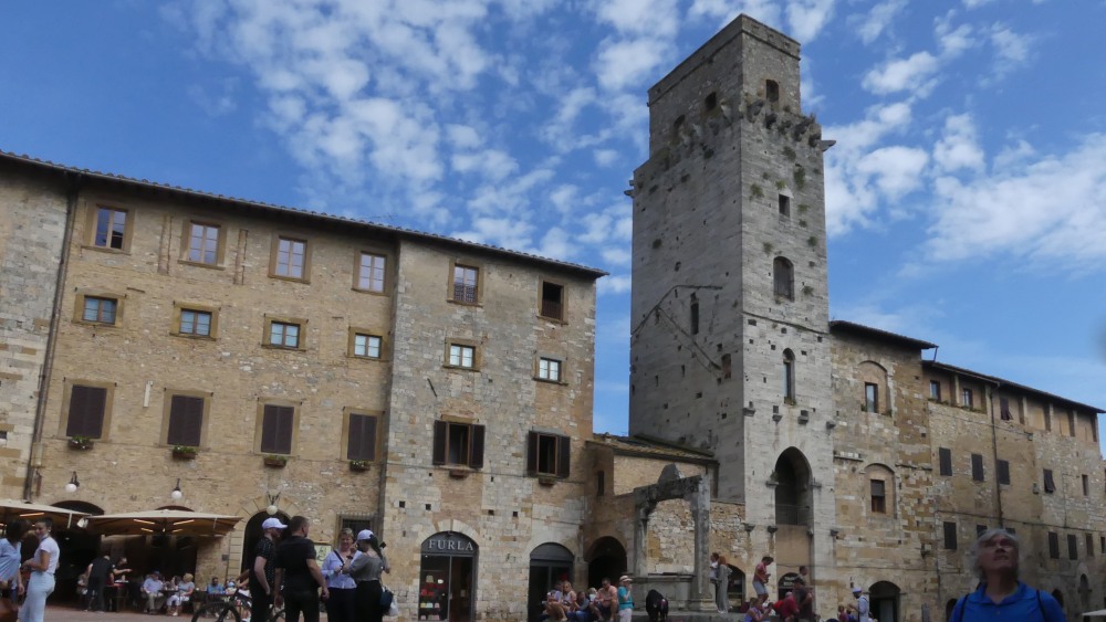 Piazza mit Wohnhäusern und Turm.