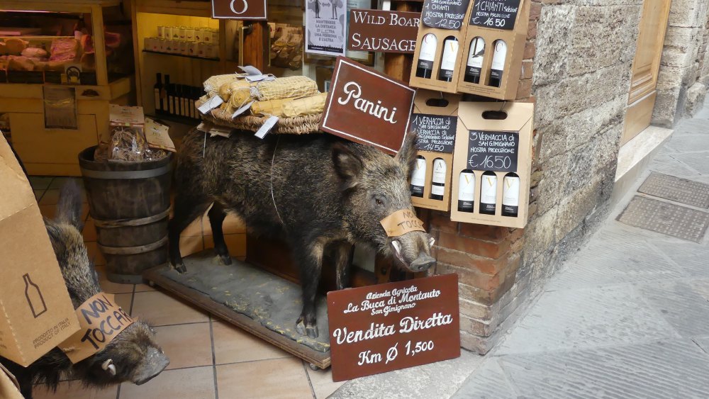 Lebensgroße Wildschweinatrappe an einem Laden.