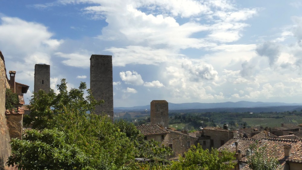 Blick über San Gimignano mit hohen Türmen.