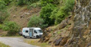 Wohnmobil steht in Bulgarien in Felslandschaft.