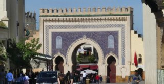 Das Bab Boujeloud in Fes, Marokko.